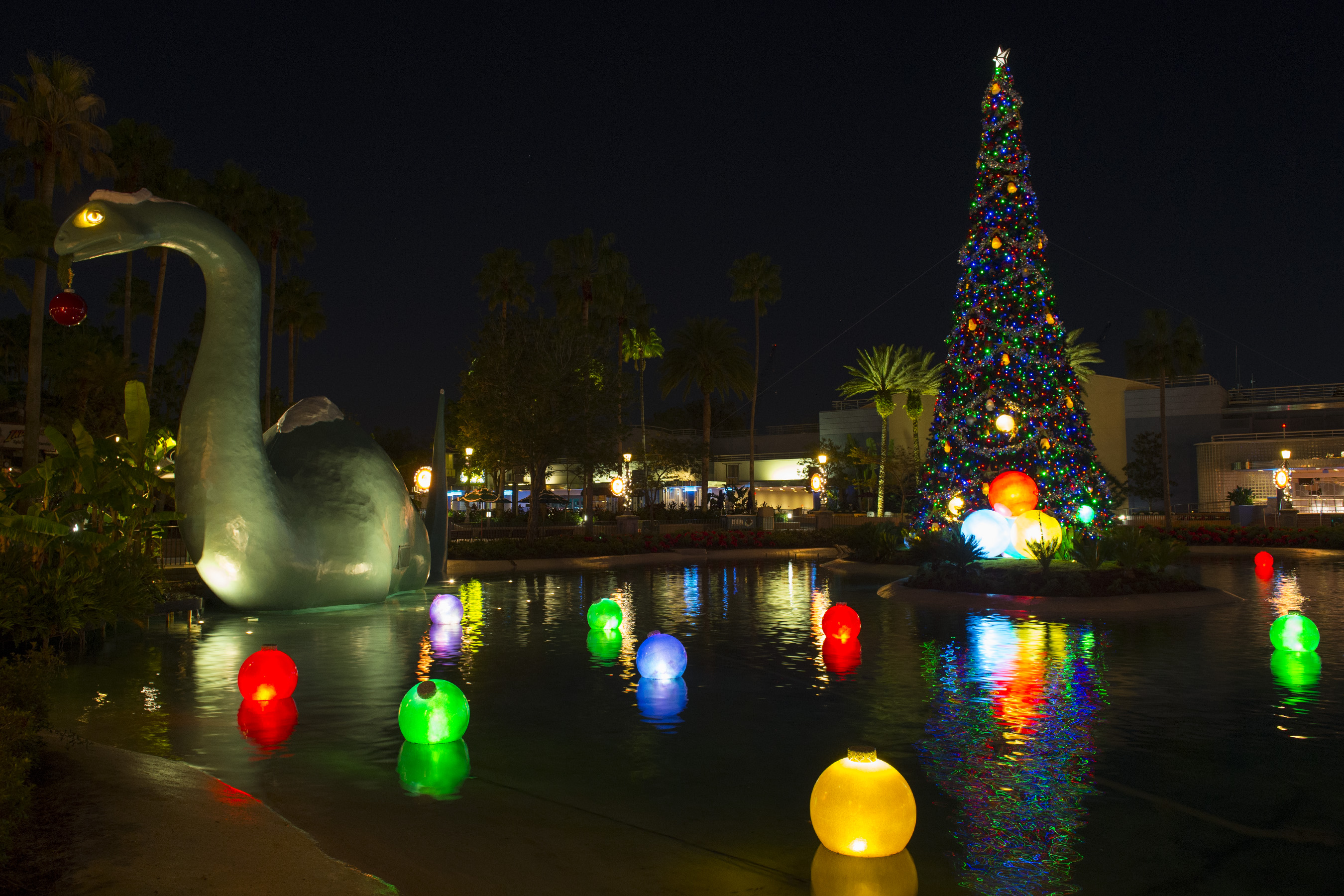 Echo Lake at Disney’s Hollywood Studios Glows for the Season | WDW