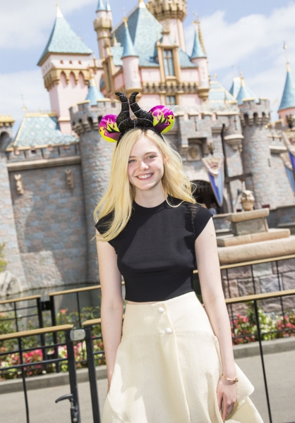 elle-fanning-maleficent-disneyland